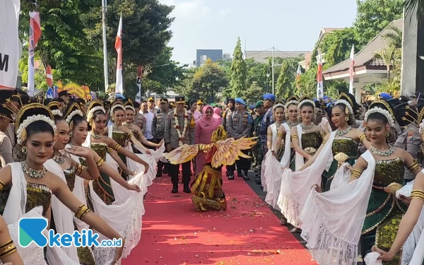 Foto Tarian Beskalan asal Malang menyambut Kapolda Jatim yang baru. (Foto: Shinta Miranda/Ketik.co.id)