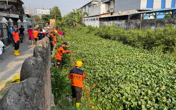 Foto Petugas BPBD Jatim saat melakukan kegiatan Bersih-bersih Sungai Sinir.(Foto: Instagram @khofifah.ip)