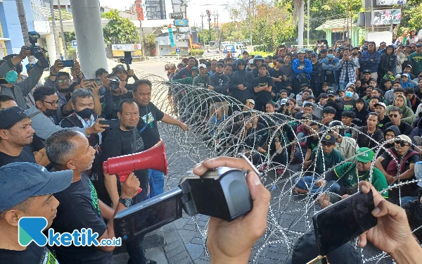 Foto Asisten Pelatih Uston Nawawi meminta dukungan bonek, Senin (30/10/2023). (Foto : M.Khaesar/Ketik.co.id)