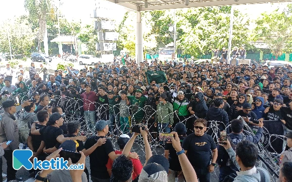 Foto Aksi bonek dan manajemen Persebaya memyanyikan Song for Pride, Senin (30/10/2023). (Foto : M.Khaesar/Ketik.co.id)