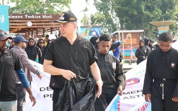 Foto Aksi pungut sampah dimulai bupati Freddy Thie bersama generasi muda Kabupaten Kaimana dari wisata kuliner Pujasera sampai keliling pasar. (Istimewa/ Humas Pemkab Kaimana)