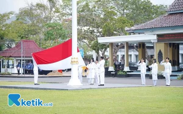 Foto Prosesi pengibaran bendera di Halaman Pendopo Kabupaten Pacitan. (Foto: Prokopim)