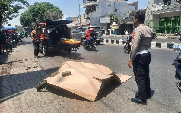 Foto Korban meninggal dunia saat hendak dievakuasi menggunakan ambulans. (Foto : Iptu Ony for Ketik.co.id)