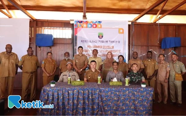 Foto Bupati Freddy Thie saat foto bersama kegiatan Rencana Detail Tata Ruang (RDTL) di Resto Simora Kaimana (Foto Humas Pemkab Kaimana)