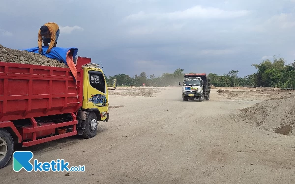 Foto Kondis lahan proyek banyak truck beroprasi keluar masuk, Senin (30/10/2023) (foto: Rizky\ketik.co.id)