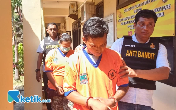 Foto Pasangan Suami Istri ini hanya tertunduk usai ditangkap polisi, Senin (30/10/2023). (Foto : M.Khaesar/Ketik.co.id)