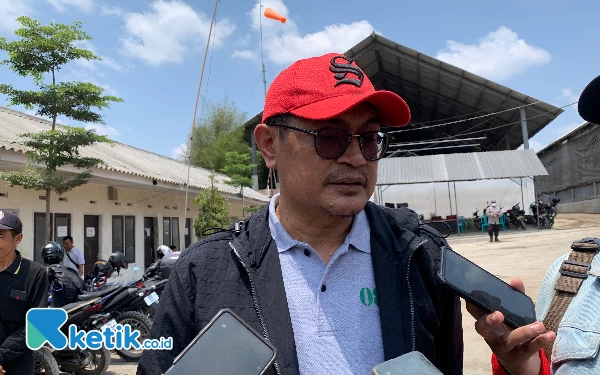 Foto kuasa hukum masyarakat, Dr. Supriarno SH., MH. saat memberikan keterangan pada media, Senin (30/10/2023) (foto: Favan/ketik.co.id)