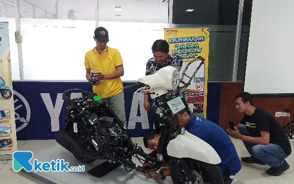 Foto Yamaha Crew saat mengujicobakan air yang dimasukkan dalam pipa rangka dan mengukur kembali volume air yang keluar.