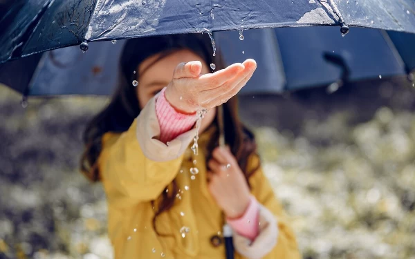 Thumbnail Berita - 4 Tips Jaga Kesehatan saat Musim Hujan Agar Badan Tetap Sehat