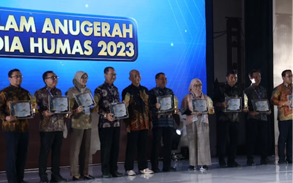 Pemkot Surabaya Raih Penghargaan Media Sosial Terbaik di AMH Kemenkominfo