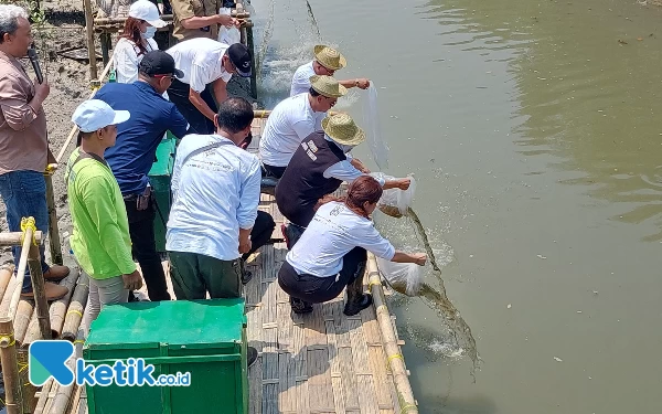 Foto Gubernur Khofifah saat melepas benih ikan dan udang di Romokalisari. (Foto: Husni Habib)