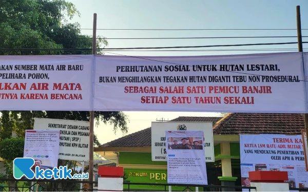 Foto Tampak banner yang berisi jejak digital pemimpin orasi yang dahulu mendukung program Perum Perhutani, Selasa (31/10/2023) (foto: Favan/ketik.co.id)