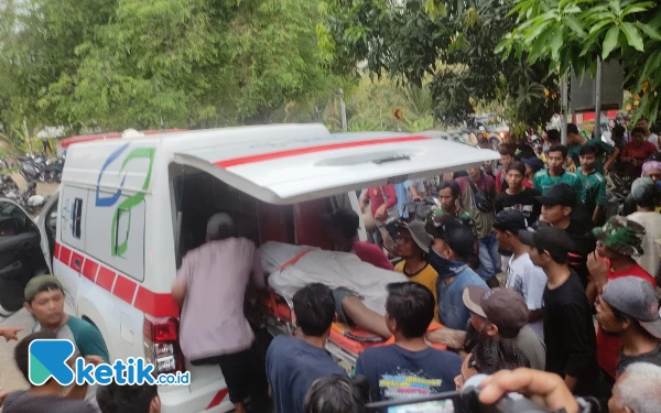 Foto Jasad korban saat berhasil di evakuasi oleh tim SAR Cepu Blora dengan warga sekitar (31/10/2023)(Foto Ahmad Istihar/Ketik.co.id)