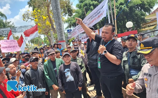 Foto Adm Perum Perhutani KPH Blitar, Muklisin S Hut saat temui massa unjuk rasa di depan kantor, Selasa(31/10/2023) (foto: Rizky/ketik.co.id)