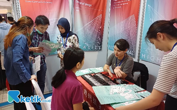 Foto Salah satu perguruan tinggi di Taiwan ikut dalam Taiwan Higher Education Fair 2023 di Universitas Airlangga (Unair) Surabaya, Rabu (1/11/2023). (Foto : M.Khaesar/Ketik.co.id).