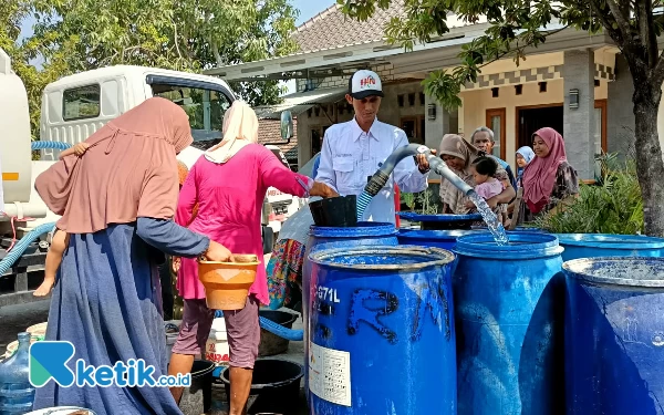 Foto Pengurus PWI Tuban saat menuangan air bersih dari Tangki ke penampungan (02/11/2023)(Foto Ahmad Istihar/Ketik.co.id)