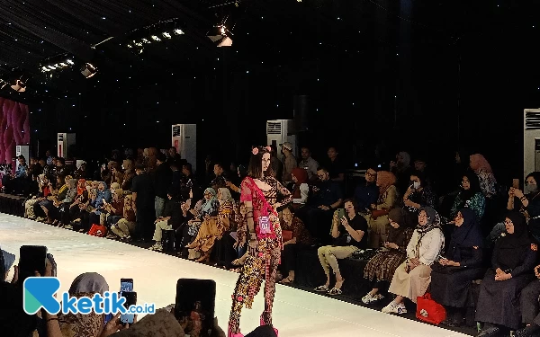 Foto Penampilan menawan sang model saat memeragakan busana karya desainer di Malang Fashion Week. (Foto: Lutfia/Ketik.co.id)