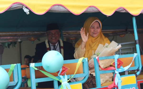 Foto Hakim Affandi bersama istri menaiki kereta kelinci untuk prosesi pelepasan setelah mengabdi selama 41 tahun 9 bulan. (Foto : Humas PN Sidoarjo)