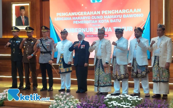 Foto Gubernur Khofifah berfoto bersama pejabat Forkopimda Kota Batu. (Foto: Husni Habib/Ketik.co.id)