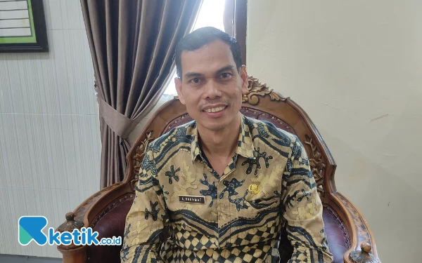 Foto Kepala Dinas Pendidikan Kabupaten Tuban Abdul Rakhmat saat di ruang kantor kerja (03/11/2023)(Fota Ahmad Istihar/Ketik.co.id)