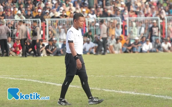 Foto Farly Chandra Khaedar Koordinator Wasit PSSI Halmahera Selatan saat memimpin pertandingan (Foto Mursal)