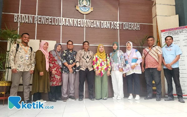 Foto Rysno (tengah) bersama staf bidang perbendaharaan dan Kas Daerah BPKAD Halsel, saat berpose di Kantor BPKAD Kota Cilegon