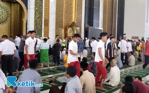 Foto Rombongan pemain Timnas Indonesia U-17 langsung menuju bus usai salat Jumat dan berdoa di Masjid Al-Akbar Surabaya. (Foto: Naufal/Ketik.co.id)