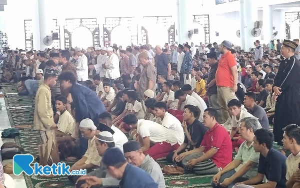 Foto Suasana salat Jumat di Masjid Al-Akbar Surabaya yang juga diikuti para pemain Timnas Indonesia U-17. (Foto: Naufal/Ketik.co.id)