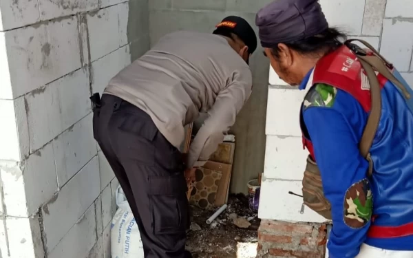 Foto Kapolsek Simokerto mengecek secara langsung penemuan granat di salah satu rumah warga. (Foto: Dok. Polsek Simokerto)