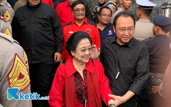 Foto Ketua Umum PDIP, Megawati Soekarnoputri saat ziarah ke makam Ayahanda Soekarno, Jumat (3/11/2023) (foto: Favan/ketik.co.id)