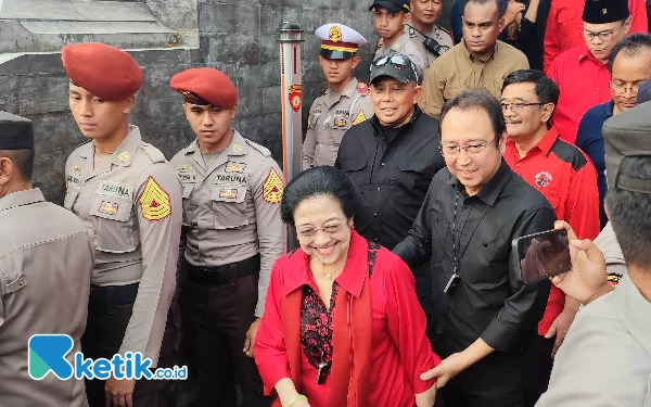 Foto Megawati seusai ziarah, Jumat (03/11/2023) (foto: Rizky/ketik.co.id)