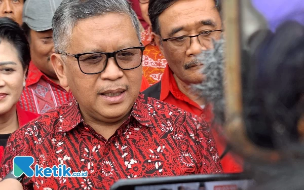 Foto Hasto Kristiyanto Sekjen PDI-P saat diwawancarai, Jumat (03/11/2023) (foto :Rizky/ketik.co.id)