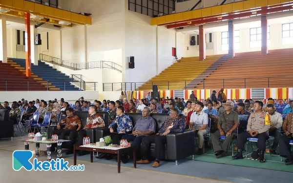 Foto Bupati Freddy Thie di tengah kegiatan Rakor Kewaspadaaan Dini di GOR Kaimana (Humas Pemkab Kaimana)