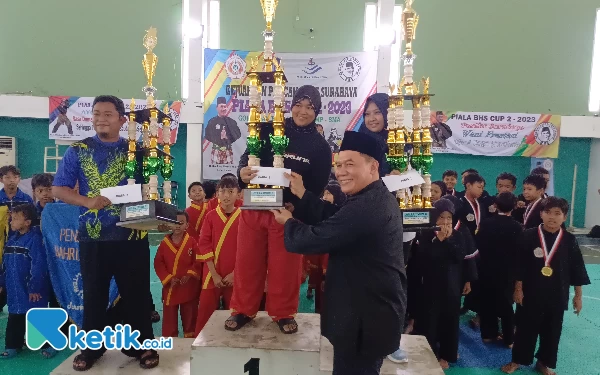 Foto Ketua Umum IPSI Kota Surabaya Bambang Haryo Sukartono (BHS) memberikan trofi kepada juara umum kategori SD, Minggu (4/11/2023). (Foto : M.Khaesar/Ketik.co.id)