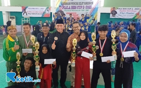 Foto Ketua Umum IPSI Kota Surabaya Bambang Haryo Sukartono (BHS) (enam dari Kiri) berfoto bersama atlet terbaik dari Kejuaraan Piala BHS Cup 2, Sabtu (4/11/2023). (Foto : M.Khaesar/Ketik.co.id)