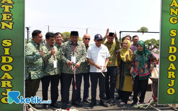 Foto Pemotongan pita oleh Menteri Koperasi & UMKM Teten Masduki, bersama ketua PPBI Erwin Lismar (foto: Sutejo Rc/ketik.co.id)