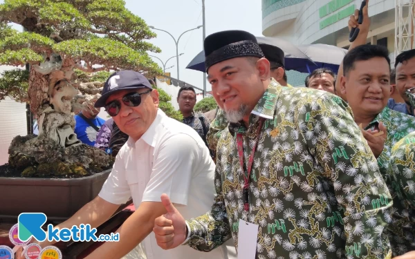 Foto Menteri Koperasi & UMKM bersama ketua umum PPBI menancapkan pada bonsai juara Best In Show di kelas bintang milik Junarto Surabaya. foto: Sutejo Rc/ketik.co.id)