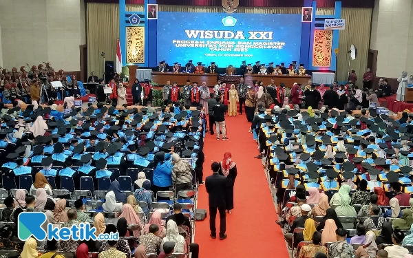 Foto Prosesi Wisuda Kampus Unirow Tuban di Graha Sandiya Kecamatan Merakurak Kabupaten Tuban (04/11/2023)(Foto Ahmad Istihar/Ketik.co.id)