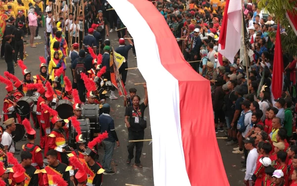 Foto Bendera merah putih membentang sepanjang 178 meter berhasil memecahkan rekor MURI. (Foto: Humas Pemprov Jatim)