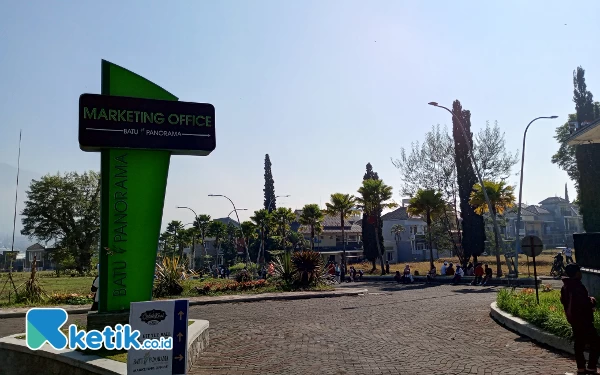 Foto Warga sedang berolahraga di Kawasan Perumahan Batu Panorama Kota Batu, Minggu (5/11/2023). (Foto: Sholeh/ketik.co.id)