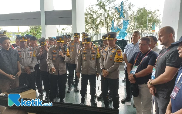 Foto Kapolda Jatim Irjen Pol Imam Sugianto mendengarkan papasan Kabag OPS Polrestabes Surabaya, Minggu (5/11/2023). (Foto : M.Khaesar/Ketik.co.id)