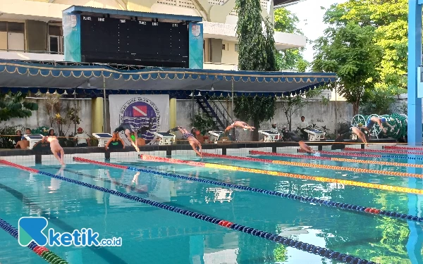 Foto Atlet selam nomor Fins Swimming di Kejuaraan Nasional (kejurnas) Fins Swimming piala Gubernur Jatim, Minggu (5/11/2023). (Foto : M.Khaesar/Ketik.co.id)