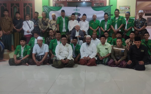 Foto Rombongan PAC GP Ansor Jenu saat di Kediaman Pengasuh pondok Pesantren Mansyaul Huda 02 KH Muhammad Muhyiddin Munawar dan Putranya KH Abdul Muis yang juga ketua MDSRA PC GP Ansor Tuban (06/11/2023)(Foto Ahmad Istihar/Ketik.co.id)