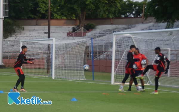 Foto Kiper timnas Panama menjalani latihan di Gelora 10 November Tambaksari Surabaya, Senin (6/11/2023). (Foto : M.Khaesar/Ketik.co.id)