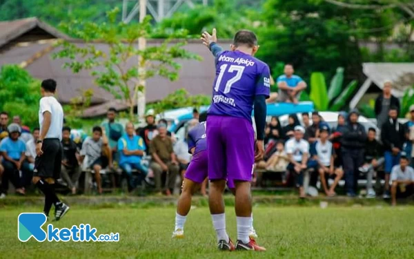 Foto Almarhum Irham Aljokja Legenda sepak bola Maluku Utara Saat membelakangi kamera saat mengambil free kick (Foto Mursal)