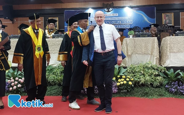 Foto Prosesi Adjunct Professor oleh Rektor Unesa Nurhasan. (Foto: Husni Habib/Ketik.co.id)