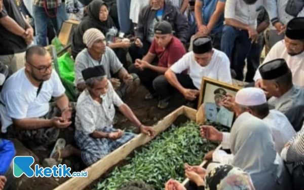 Menerka Sosok Kakek Tua yang Berdoa di Samping Makam Bupati Usman Sidik