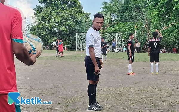 Foto Wasit Idrus Usman dalam kesempatan memimpin pertandingan Bupati Cup Halsel. (Foto Idrus Usman/Ketik.co.id)