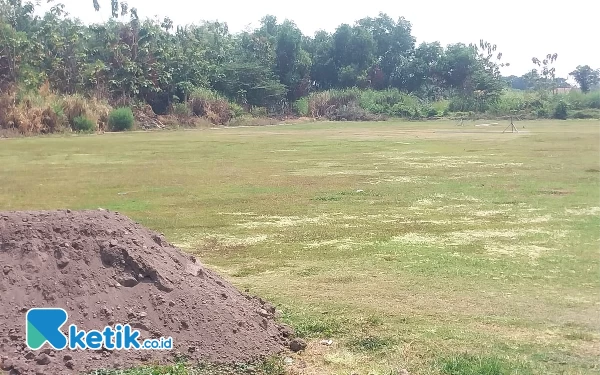 Foto Lapangan Sepak Bola Desa Candinegoro, Kecamatan Wonoayu, Diuruk dengan biaya dana BK dari anggota DPRD Sidoarjo. (Foto: Fathur Roziq/Ketik.co.id)