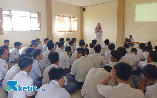 Asah Kemampuan Bahasa Siswa, SMA Islam Sabilillah Malang Datangkan Natiq dari Suriah